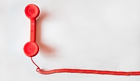 Roter Telefonhörer mit Kabel